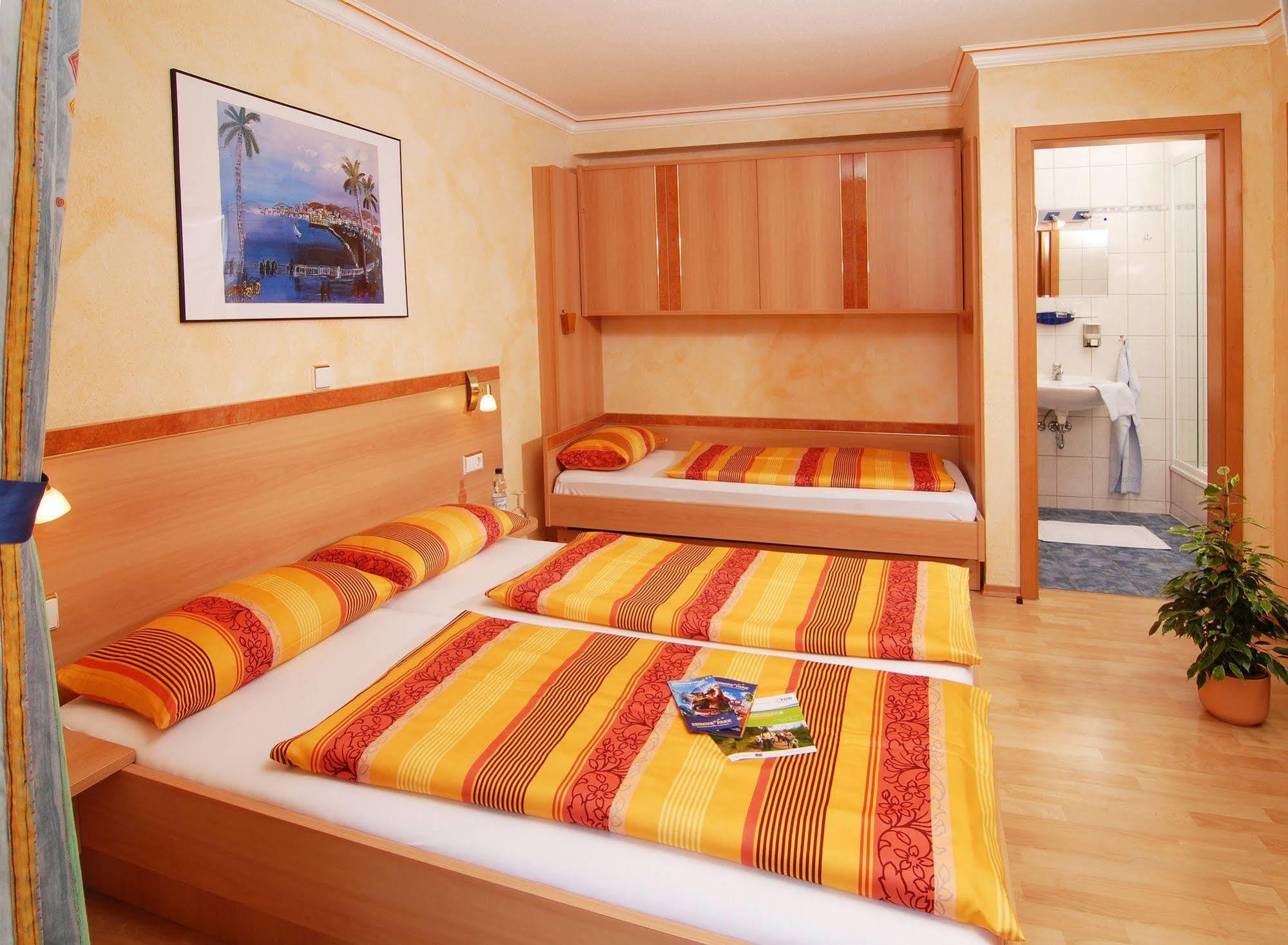 Park Hotel & Gaestehaus รูสท์ ภายนอก รูปภาพ